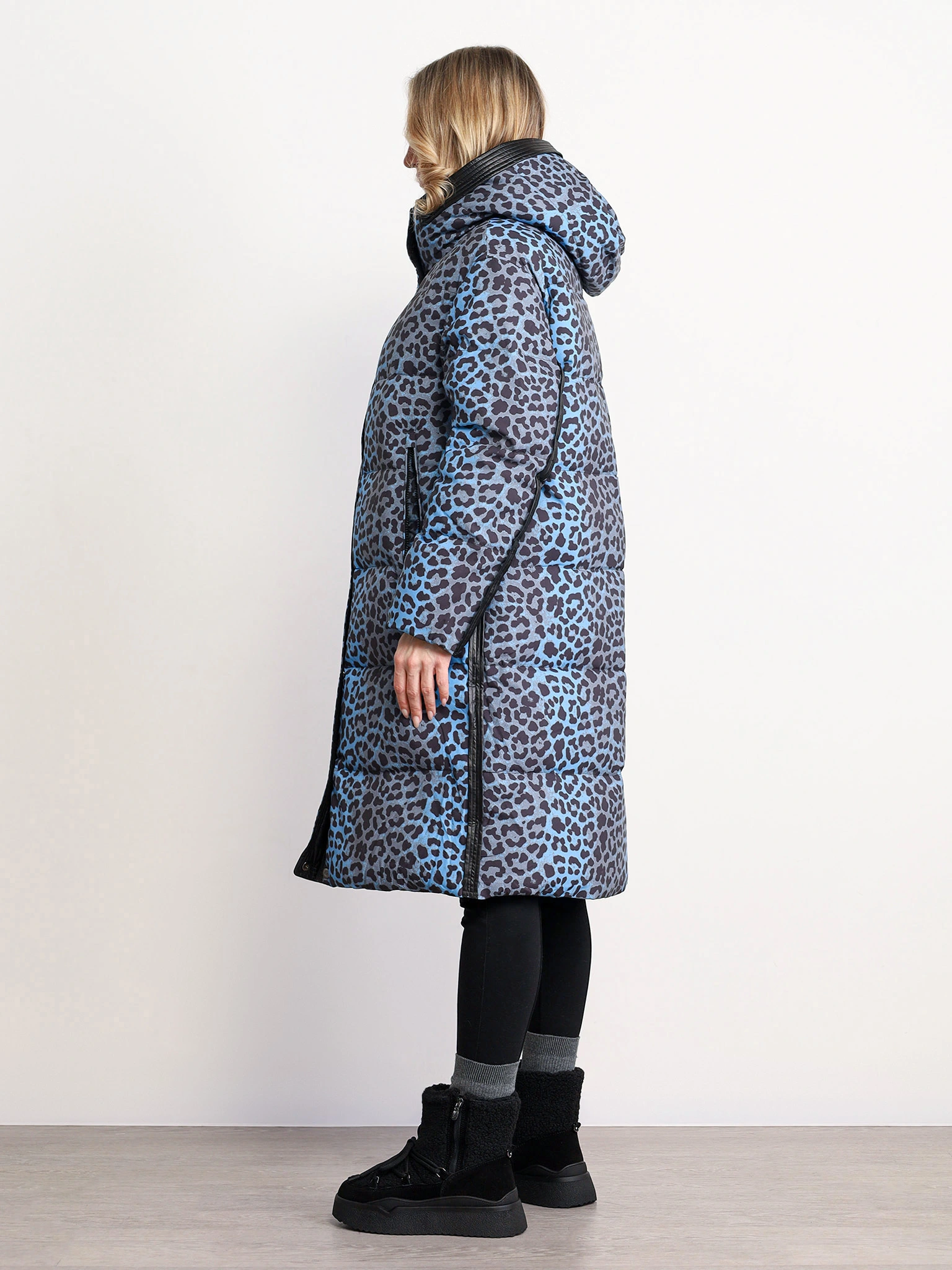 Пуховик цвета мульти с капюшоном